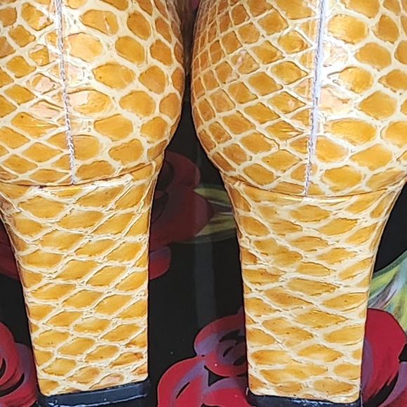 Stuart Weitzman Snake Embossed Pump - Picture 5 of 8